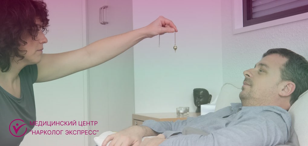 Врач использует гипноз Врач гипнотизирует пациента